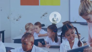 Sınıfta tablet tutan kız öğrenci, interaktif öğrenme grafikleriyle öğrencilere rehberlik eden öğretmen. Eğitim, teknoloji, dijital, öğrenme, sınıf, okul, gençlik