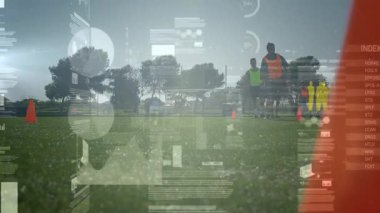 Erkek sporcular koniler etrafında çeviklik tatbikatları yapıyor, spor analitik veri örtülerini sergiliyorlar. Sporcular, antrenmanlar, spor kıyafetleri, açık hava, performans, dijital