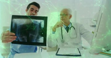 Klinikteki göğüs röntgenini inceleyen tıp uzmanları yeşil ağ grafiklerini gösteriyorlar. Sağlık, işbirliği, tanı, modern, profesyonel, teknoloji, hastane