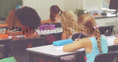 Sınıfta yazı yazan beş öğrenci animasyon dizüstü bilgisayar simgeleri ve yüzen bar çizelgesi gösteriyor. Eğitim, öğrenim, akademik, genç, enerjik, takım çalışması, sınıf