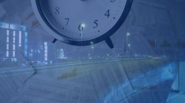 Analog alarm saati otoyolda tıklıyor, araçlar finansal haritalar altında mavi ışık izi bırakıyor. Zaman, aciliyet, hareket, şehir, ulaşım, teknoloji, gece manzarası