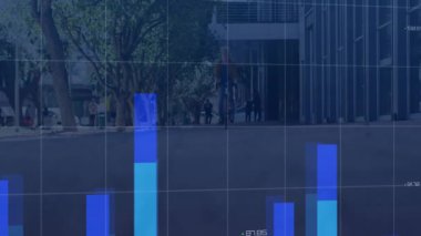 Şehir sokağında öne doğru eğilen bir adam, dünya haritası ve veri çizgileri olan bir gösterge paneli gösteriyor. Fütüristik, teknoloji, analitik, kentsel, veri görselleştirme, yenilik, dijital