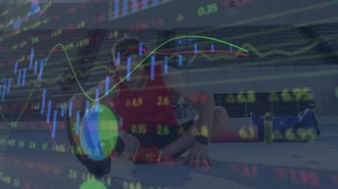 Stadyum salonunda oturan erkek sporcu, hareketli şamdanlarla finans trendlerini takip ediyor. Spor, dayanıklılık, esneklik, modern, dinamik, rekabet, teknoloji