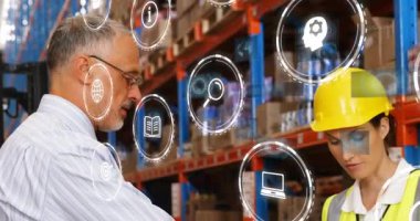 Lojistik çalışanı ve denetçisi raflardaki envanterleri tarıyor ve canlandırılmış grafik simgeleri gösteriyor. Sanayi, lojistik, teknoloji, organizasyon, takım çalışması, verimlilik, depo