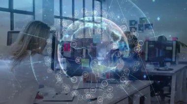 Maskeli adamla işbirliği yapan bir kadın holografik küreyi entegre ederek iş verilerini sergiliyor. İşbirliği, teknoloji, yenilik, takım çalışması, iletişim, modern, profesyonel
