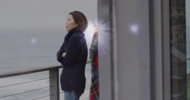 Bir çift iskelede sarılıyor, kalp atış hızını takip ediyor sağlık temasını vurgulayan animasyon çizelgesiyle örtüyor. Romantik, dinginlik, kaynaşma, konforlu, manzaralı, boş zaman, birliktelik