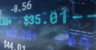 Pikselleştirilmiş finansal veriler koyu noktalı şebeke üzerinde kaydırılıyor, cyan yeşil sembolleri vurguluyor. Dijital, fütüristik, teknoloji, kentsel, veri, analiz, canlı