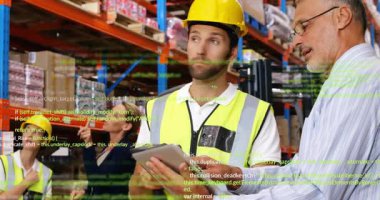 Depo çalışanları envanter üzerinde işbirliği yapıyor, tablet tutuyor, kutuları tarıyor, kod metnini örtüyor. Lojistik, tedarik zinciri, sanayi, işbirliği, teknoloji, organizasyon, üretkenlik