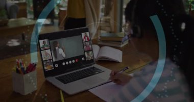 Çevrimiçi derste yetişkinlerin el yazısı notları, asma kilit simgesiyle siber güvenlik örtüsünü gösteriyor. Dijital, eğitim, e-öğrenme, uzaktan kumanda, müdahale, teknoloji, konsantrasyon