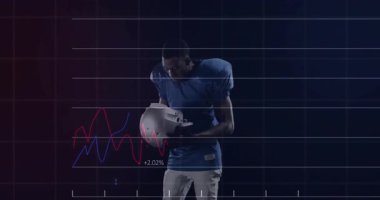 Kask takan futbolcu, teknoloji stüdyosunda kırmızı mavi çizgi çubuk grafikleri gösteriyor. Sporcu, spor analizi, görselleştirme, performans, dijital, hareket, güç