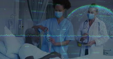 Kadın hemşire hastane odasındaki yaşlı hastaya oksijen maskesi takıyor. Animasyon sağlık verileri gösteriyor. Sağlık, iyileşme, profesyonellik, teknoloji, bakım, başucu, sağlık