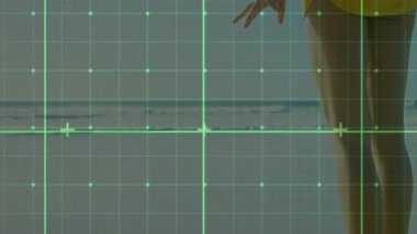 Kadın dışarıda ızgaraya bakıyor, neon dijital ışıklandırma teknolojisi temalı. Fütürist, teknoloji, yenilik, dijital, soyut, kentsel, canlı