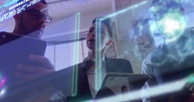 Ticari veri gösterimini inceleyen üç profesyonel tablet, çizgi grafikleri ve kodlarla etkileşim halindeler. Teknoloji, işbirliği, yenilik, analitik, modernite, şirket, ekran