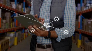 Depo yöneticisi lojistik koridorunda tablet kullanarak ağ grafikleri ve dünya simgeleri gösteriyor. Teknoloji, lojistik, envanter, veri, iletişim, sanayi, dijital