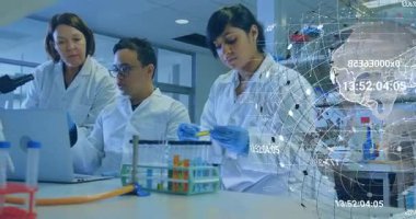 Laboratuvarda araştırma yapan üç bilimadamı, veri noktalarını gösteren animasyon holografik küreyle birlikte. Araştırma, yenilik, veri, analitik, teknoloji, işbirliği, modern