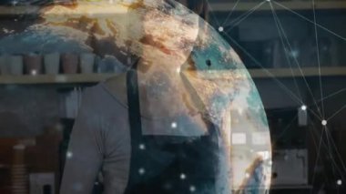 Barista, ağ teknolojisi düğümlerini ve çizgilerini gösteren holografik dünya ile etkileşim halinde. Teknoloji, yenilik, modern, dijital, iletişim, bağlantı, çağdaş