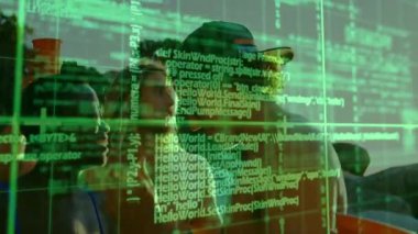 Sahil tepesinde duran çift, teknoloji tasarımı için yeşil dijital şebeke örtüsünü gösteriyor. Açık hava, macera, doğa, teknoloji, yenilik, bağlantı, manzara