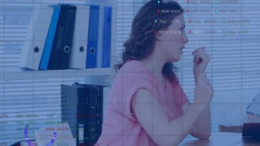 Doktor panoya yazarken hasta çenesini dinlendirip tıbbi veri grafiklerini gösteriyor. Klinik, sağlık, danışma, meslek, veri, analiz, inceleme