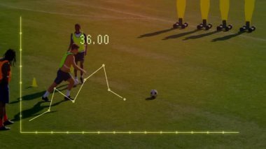 Erkek oyuncu spor antrenmanı sırasında futbol topunu tekmeliyor, animasyon performans çizelgesi gösteriyor. Atletik, antrenman, spor, spor, performans, analitik, açık hava