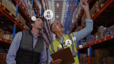 Lojistik meslektaşları raflar boyunca kutuları tarıyor, dijital ağ simgelerinin haritasını çıkarıyorlar. Sanayi, lojistik, bağlantı, envanter, tedarik zinciri, depo, teknoloji