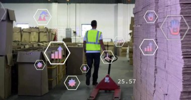 Lojistik işçisi kırmızı paleti koridor boyunca iterek altıgen veri simgelerini üst üste koyuyor. Sanayi, lojistik, verimlilik, ulaşım, envanter, yönetim, operasyonel