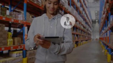 Depo çalışanları tablet ve laptop kullanarak rafları düzenliyor, yüzen ağ örtülerini gösteriyor. Sanayi, teknoloji, lojistik, takım çalışması, dijital, modern, işbirliği