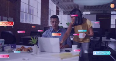 İş ortakları teknoloji ofisinde iş birliği yapıyor, yüzen bildirim simgeleriyle dizüstü bilgisayar kullanıyorlar. Modern, işbirlikçi, profesyonel, kentsel, dijital, çalışma alanı, canlı