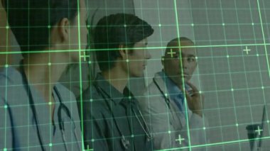 Tıbbi uzmanlar laptoptaki verileri inceliyor ve masadaki stetoskoplar yeşil şebekeyi gösteriyor. Sağlık, işbirliği, analiz, yenilik, teknoloji, iletişim, profesyonellik