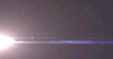 Gece gökyüzünde yıldızlı bir ışık görüntüsü. Evren, uzay ve hareket kavramı dijital olarak oluşturuldu.