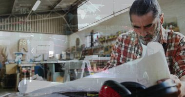 Dünya haritası ve atölyede çalışan beyaz erkek marangozun veri işleme görüntüsü. Küresel iletişim, iş ve dijital arayüz kavramı dijital olarak oluşturulmuş görüntü.