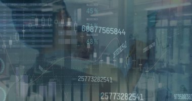 Ofiste çalışan çeşitli iş adamlarının mali verileri ve grafikleri. İş, finans ve ekonomi kavramı dijital olarak oluşturulmuş imaj.