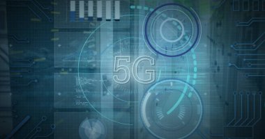 Merkezi 5G etiketi dijital ağ üzerinde süzülüyor, HUD göstergeleri ve bar grafiği ile. Teknoloji, yenilik, bağlantı, veri, fütüristik, dijital, iletişim