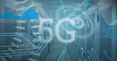 Veri merkezi koridorunda, sunucu raflarıyla zemin üzerinde yüzen büyük 5G hologramı gösteriliyor. Teknoloji, veri, dijital, iletişim, ağ, fütüristik, altyapı