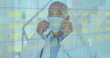 Kafkas erkek doktor üzerinden veri işleme görüntüsü. Küresel tıp, teknoloji, veri işleme ve dijital arayüz kavramı dijital olarak oluşturuldu.