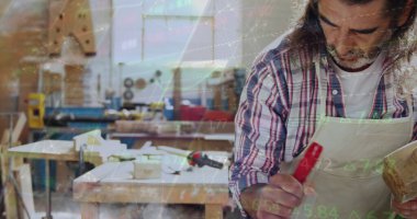 Atölyede çalışan beyaz erkek marangozun veri işleme görüntüsü. Küresel iletişim, iş ve dijital arayüz kavramı dijital olarak oluşturulmuş görüntü.