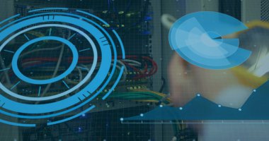 Beyaz adamın sunucuları kontrol etmesi üzerinden veri işleme görüntüsü. bilgisayarlar, ağ, veri işleme, iletişim ve teknoloji konsepti dijital olarak oluşturulmuş görüntü.