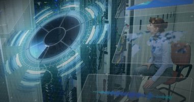 Beyaz kadının sunucuları kontrol ettiği veri işleme resmi. bilgisayarlar, ağ, veri işleme, iletişim ve teknoloji konsepti dijital olarak oluşturulmuş görüntü.