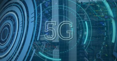 İşlem çemberi görüntüsü ve bilgisayar kablolarının üzerinde 5G. Ağ, iletişim ve teknoloji konsepti dijital olarak oluşturuldu.