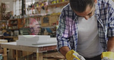 Marangozluk atölyesinde tahta şekillendiren yumuşak ahşap işçisi, elektrikli planör ve eldivenli, kopyalama alanı. Zanaatkar, atölye, kırsal, marangozluk, el aletleri, marangozluk,