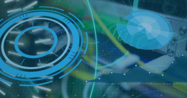 Yüksek çözünürlüklü veri merkezinde fiber optik kablolar ve yama paneli bağlantıları gösteriliyor. Teknoloji, bağlantı, veri, dijital, yüksek teknoloji, altyapı, yenilik