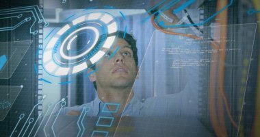 Beyaz adamın sunucuları kontrol etmesiyle ilgili bilgi ve çemberin görüntüsü. Ağ, veri işleme ve teknoloji konsepti dijital olarak oluşturuldu.