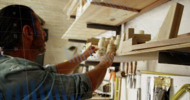 Marangozluk atölyesinde alet arayan beyaz adam üzerindeki finansal grafikler. Marangozluk, el işleri ve dijital olarak üretilen küçük işletme konsepti.