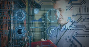 Bilgi işlem teknisyenleri kırmızı pano tutuyor, sunucu odasındaki ağ kablolarını izliyor, kopyalama alanını inceliyor. Teknoloji, veri merkezi, siber güvenlik, iletişim, dijital altyapı, sanayi, gelecekçi