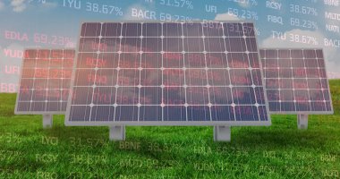 Güneş panelleri üzerinden finansal verilerin görüntüsü. Finans, ekonomi, yeşil enerji, eko güç ve teknoloji konsepti dijital olarak oluşturulmuş görüntü.