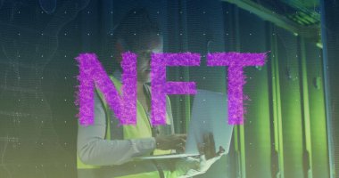 Nft metin ve veri işleme görüntüsü bilgisayar sunucuları tarafından kadın üzerinde işleniyor. Küresel veri işleme, sunucular ve bulut hesaplama kavramı dijital olarak oluşturuldu.