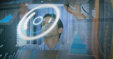 Bilgi işlem teknolojisi veri merkezinin içindeki sanal arayüzü raflarla, ağ kablolarıyla etkiliyor. Teknoloji, yenilik, fütüristik, siber güvenlik, dijital, analitik, bağlantı