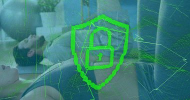 Spor salonundaki yoga minderlerinde yeşil kalkan kaplamalı ve asma kilit ikonlu bir çiftin dinlendiğini gösteriyor. Sağlık, sağlık, koruma, güvenlik, dijital, teknoloji, fitness