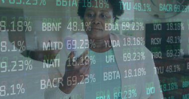 Afro-Amerikan son sınıf öğrencisi kadının evdeki sıcaklığını ölçen borsa verileri. Küresel finans ve covid-19 salgın konsepti