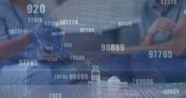 Laboratuvar masasındaki küçük şişeyi inceleyen iki meslektaşı gözlemliyorum. laboratuvar, analitik, tanı, teknoloji, bilim, işbirliği, profesyonel