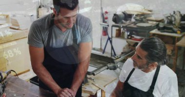 Marangozluk atölyesinde çalışan beyaz adamların mali grafikleri. Marangozluk, el işleri ve dijital olarak üretilen küçük işletme konsepti.